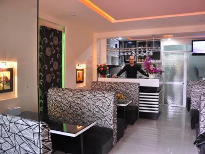 RedDoorz near Lotte Center Hanoi Esterno foto